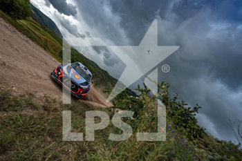 2018-06-10 - Thierry Neuville e il navigatore Nicolas Gilsoul su Hyundai i20 Coupe WRC in passaggio veloce sulla PS4 - RALLY ITALIA SARDEGNA WRC - RALLY - MOTORS